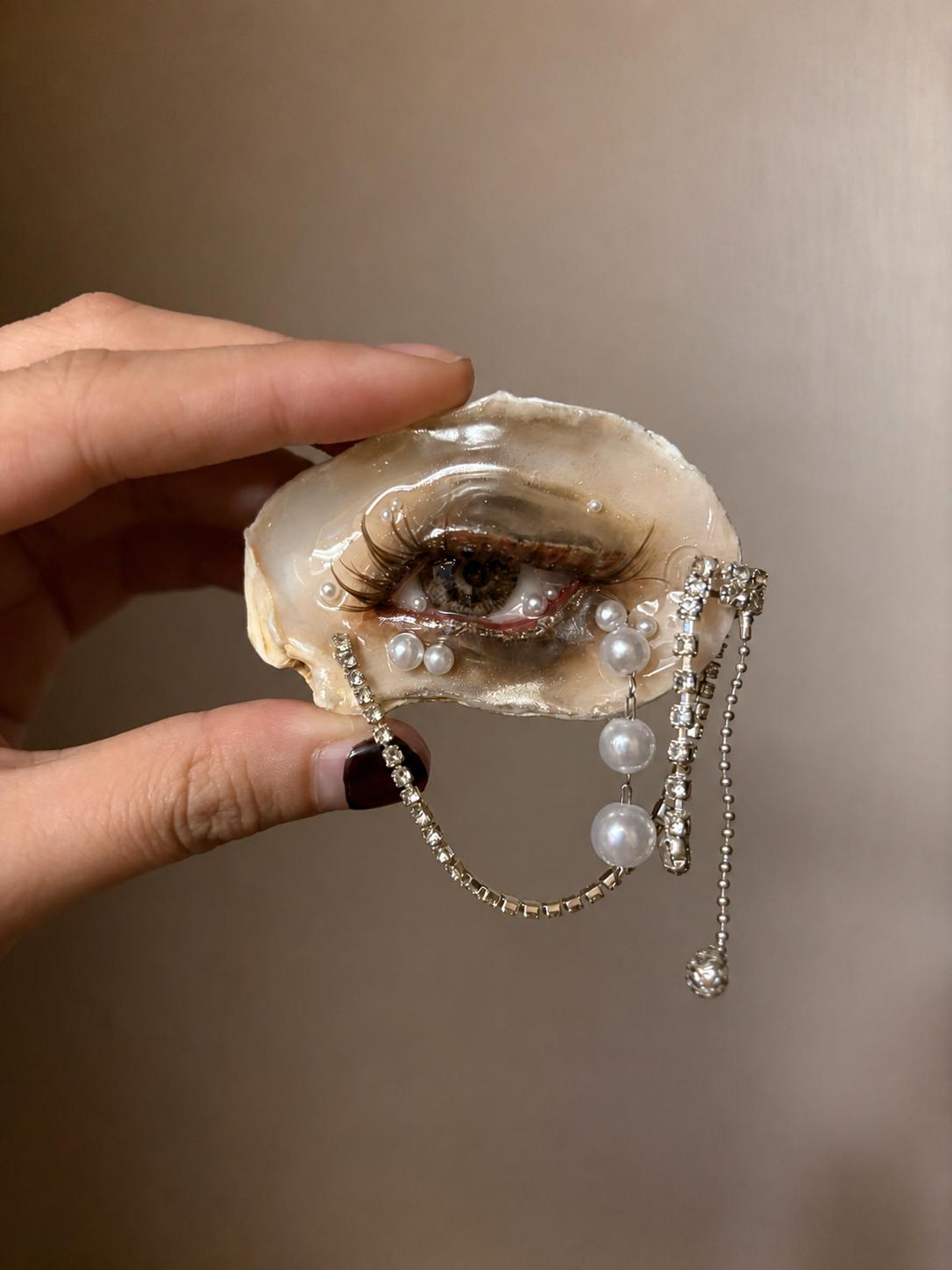 Brown Smoky Oyster Eye — artwork and styling view 2