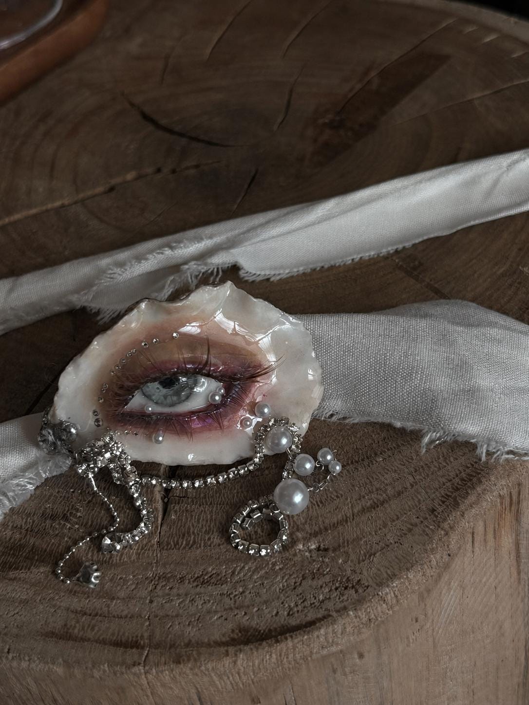 Brown Smoky Oyster Eye — artwork and styling view 3