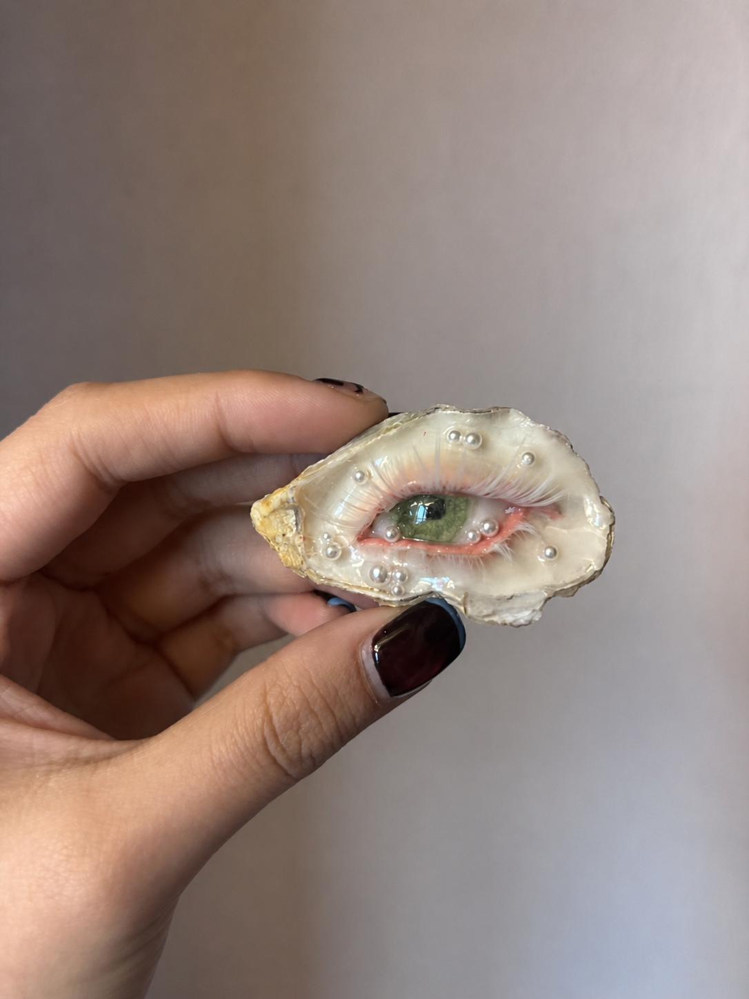 Green-and-Gold Oyster Eye — artwork and styling view 3